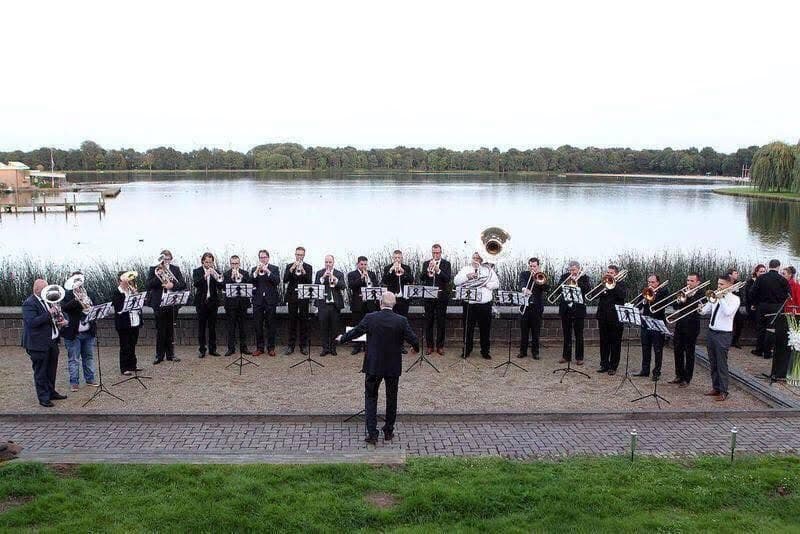 Feestbende ensemble tijdens herdenking MH17